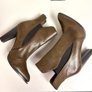 Penny Loves Kenny Women's Pupuper heel Chelsea Boot pointed toes distressed 10